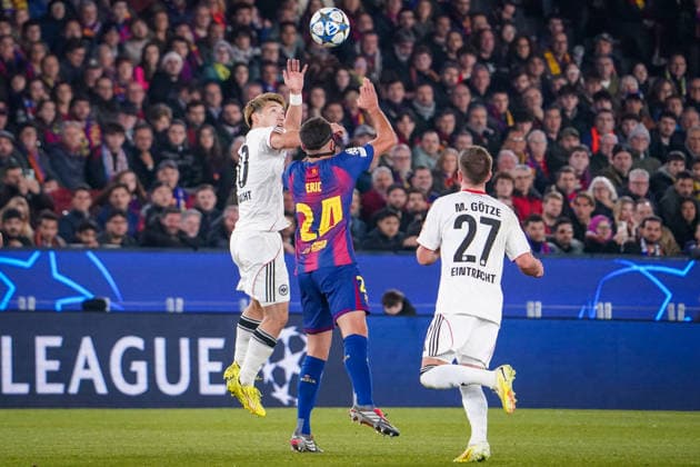 Fussball UEFA Champions League 2025 26, 6. Spieltag - FC Barcelona, Barca vs Eintracht Frankfurt - Camp Nou (Barcelona): Ritsu Doan (Eintracht Frankfurt, 20) Eric Garcia Eric Garcia (FC Barcelona, 24) Kopfball im Zweikampf Barcelona Provinz Barcelona Spanien Copyright: xJOERANxSTEINSIEKx
