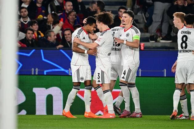 Torjubel zum 0:1 durch Ansgar Knauff 7 (Eintracht Frankfurt), FC Barcelona, Barca vs. Eintracht Frankfurt, Champions League, Gruppenphase, 6.Spieltag, 09.12.2025 Barcelona Katalonien Spanien