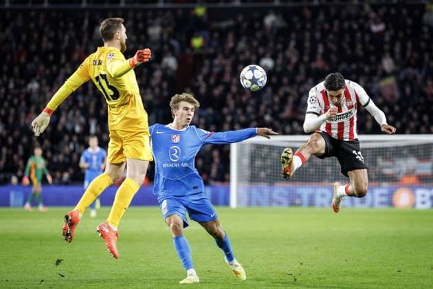 EINDHOVEN - (L-R) Goalkeeper Jan Oblak of Atletico Madrid, Pablo Barrios of Atletico Madrid, and Couhaib Driouech of PSV Eindhoven during the UEFA Champions League match between PSV Eindhoven and AtlÃ tico Madrid at the Phillips Stadium on December 9, 2025, in Eindhoven, Netherlands. ANP SEM VAN DER WAL UEFA Champions League matchday 6 2025-2026 xVIxANPxSportx xxANPxIVx 544420935 originalFilename: 544420935.jpg