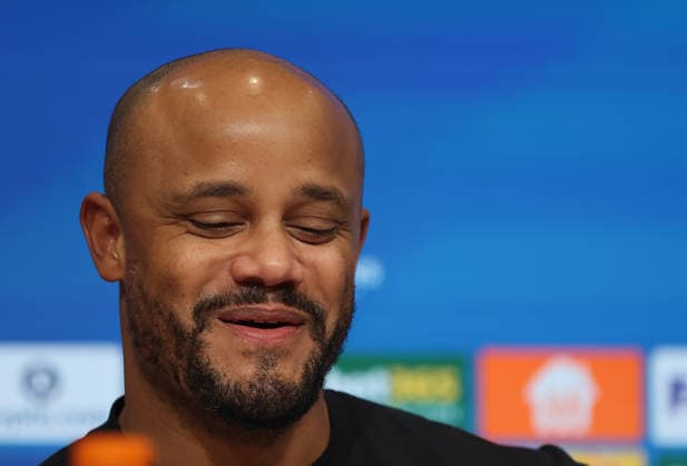 Fussball, Herren, Champions League, Saison 2025 2026, FC Bayern München - Sporting Lissabon, 6.Spieltag, Allianz Arena Vincent Kompany, Trainer (FC Bayern München) auf der Pressekonferenz nach dem Spiel, Kopf, Portrait, schmunzeln, Gesichtsausdruck, Mimik, Geste