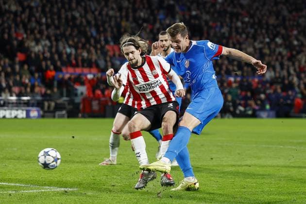 EINDHOVEN , 09-12-2025 , Philips Stadium , season 2025 2026 , Champions League football, League phase , Matchday 6 , match between PSV and Atletico Madrid , picture shows Atletico Madrid player Alexander Sorloth and PSV player Yarek Gasiorowski PSV - Atletico Madrid  x200083748x Copyright: