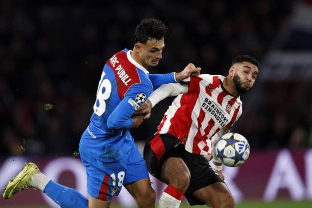 EINDHOVEN - (l-r) Marc Pubill of Atletico de Madrid, Ismael Saibari of PSV Eindhoven during the UEFA Champions League match between PSV Eindhoven and AtlÃ tico Madrid at the Phillips Stadium on December 9, 2025, in Eindhoven, Netherlands. ANP MAURICE VAN STEEN UEFA Champions League matchday 6 2025-2026 xVIxANPxSportx xxANPxIVx 544420956 originalFilename: 544420956.jpg