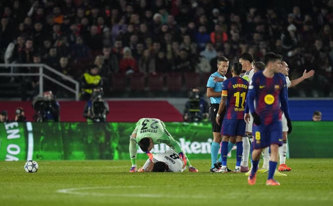 09.12.2025, xslx, Fussball UEFA Champions League, FC Barcelona, Barca - Eintracht Frankfurt v.l. Michael Zetterer (Eintracht Frankfurt), Fares Chaibi (Eintracht Frankfurt) verletzt, Verletzung, Schiedsrichter Davide Massa, Raphinha (FC Barcelona),Robin Koch (Eintracht Frankfurt) Barcelona