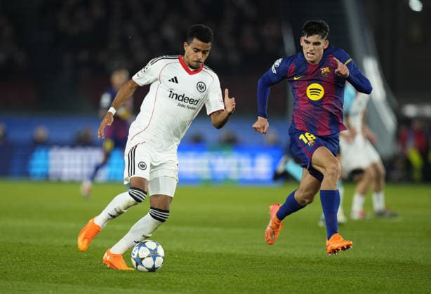 09.12.2025, xslx, Fussball UEFA Champions League, FC Barcelona, Barca - Eintracht Frankfurt v.l. Ansgar Knauff (Eintracht Frankfurt), Gerard Martin (FC Barcelona) Barcelona