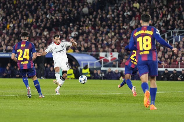 09.12.2025, xslx, Fussball UEFA Champions League, FC Barcelona, Barca - Eintracht Frankfurt v.l. Eric Garcia (FC Barcelona), Ellyes Skhiri (Eintracht Frankfurt) vergibt torchance Barcelona