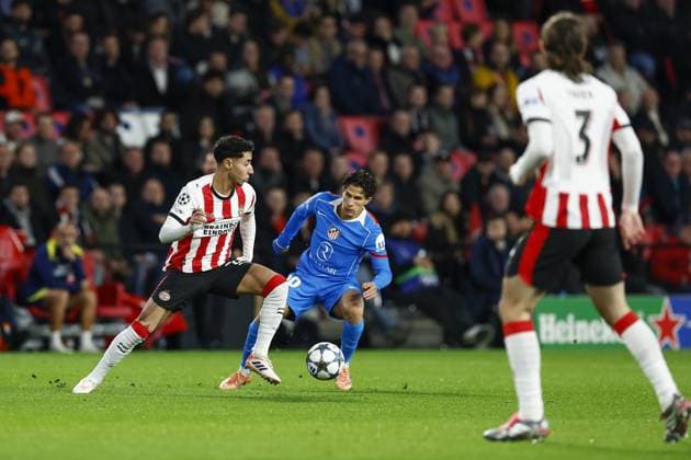 EINDHOVEN , 09-12-2025 , Philips Stadium , season 2025 2026 , Champions League football, League phase , Matchday 6 , match between PSV and Atletico Madrid , picture shows PSV player Anass Salah-Eddine and Atletico Madrid player Giuliano Simeone PSV - Atletico Madrid  x200083792x Copyright: