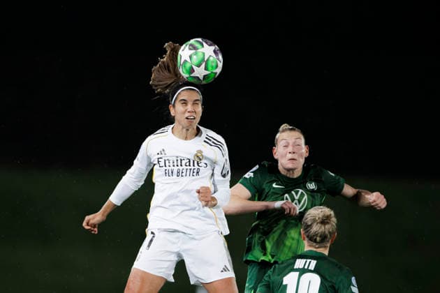 UEFA Women s Champions League - Real Madrid vs VfL Wolfsburg MADRID, SPAIN -December 9:Alba Redondo of Real Madrid and Sarai Linder of Wolfsburg in action during the UEFA Women s Champions League match between Real Madrid and VfL Wolfsburg at Alfredo Di Stefano stadium in Madrid.(Photo by Guillermo Martinez f22photo) Madrid Alfredo Di Stefano Stadium Spain Copyright: xGuillermoxMartinezx