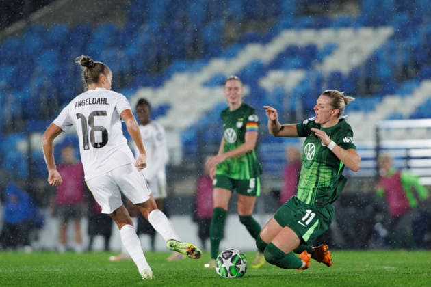 UEFA Women s Champions League - Real Madrid vs VfL Wolfsburg MADRID, SPAIN -December 9:Alexandra Popp of Wolfsburg and Filippa Angeldahl of Real Madrid fight for the ball during the UEFA Women s Champions League match between Real Madrid and VfL Wolfsburg at Alfredo Di Stefano stadium in Madrid.(Photo by Guillermo Martinez f22photo) Madrid Alfredo Di Stefano Stadium Spain Copyright: xGuillermoxMartinezx