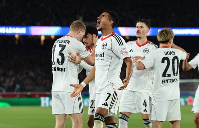 09.12.2025, Fussball UEFA Champions League, FC Barcelona, Barca - Eintracht Frankfurt, v.l., Torjubel zum 0:1 durch Ansgar Knauff (Eintracht Frankfurt), Goal celebration, celebrate the goal DFL DFB REGULATIONS PROHIBIT ANY USE OF PHOTOGRAPHS AS IMAGE SEQUENCES AND OR QUASI-VIDEO. xdcx Copyright: HMBxMedia Claus