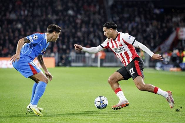 EINDHOVEN - (l-r) Nahuel Molina of Atletico Madrid and Couhaib Driouech of PSV Eindhoven during the UEFA Champions League match between PSV Eindhoven and AtlÃ tico Madrid at the Phillips Stadium on December 9, 2025, in Eindhoven, Netherlands. ANP SEM VAN DER WAL UEFA Champions League matchday 6 2025-2026 xVIxANPxSportx xxANPxIVx 544422208 originalFilename: 544422208.jpg