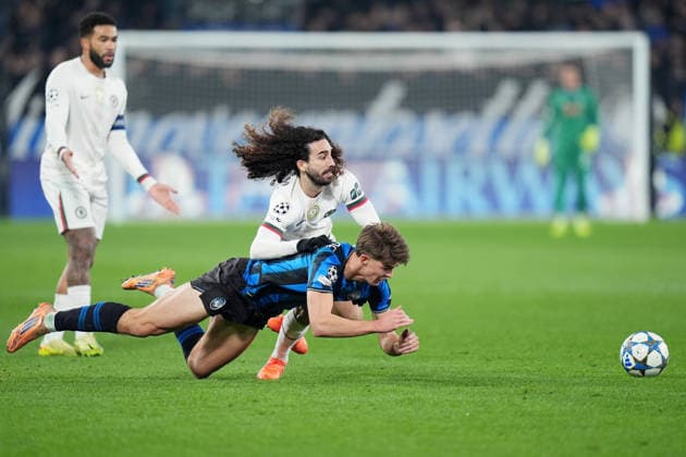 Atalanta s Charles De Ketelaere fights for the ball with Chelsea s Marc Cucurella during the Uefa Champions League soccer match between Atalanta and Chelsea at the New Balance Arena in Bergamo , north Italy - Wednesday , December 9 , 2025. - Soccer .  Copyright: xSpada LaPressex