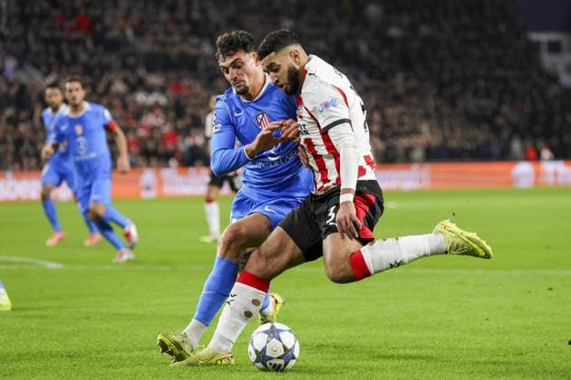EINDHOVEN , 09-12-2025 , Philips Stadium , season 2025 2026 , Champions League football, League phase , Matchday 6 , match between PSV and Atletico Madrid , picture shows PSV player Ismael Saibari and Atletico Madrid player Marc Pubill PSV - Atletico Madrid  x200083960x Copyright: