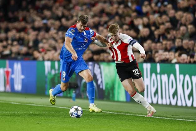 EINDHOVEN , 09-12-2025 , Philips Stadium , season 2025 2026 , Champions League football, League phase , Matchday 6 , match between PSV and Atletico Madrid , picture shows Atletico Madrid player Alexander Sorloth and PSV player Jerdy Schouten PSV - Atletico Madrid  x200083977x Copyright: