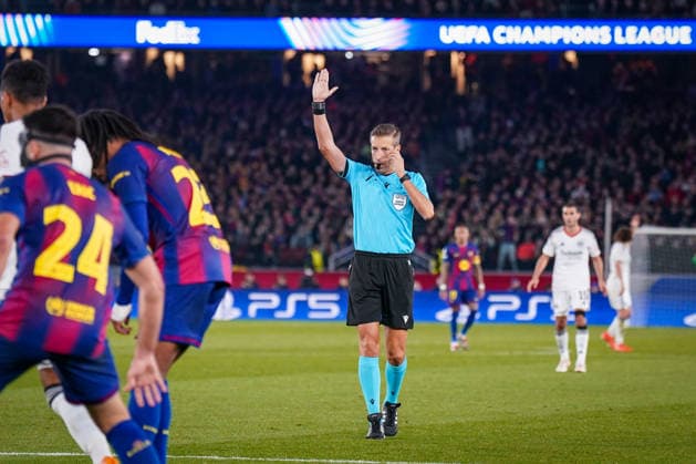 Fussball UEFA Champions League 2025 26, 6. Spieltag - FC Barcelona, Barca vs Eintracht Frankfurt - Camp Nou (Barcelona): Schiedsrichter Davide Massa (Italien) Copyright: xJOERANxSTEINSIEKx