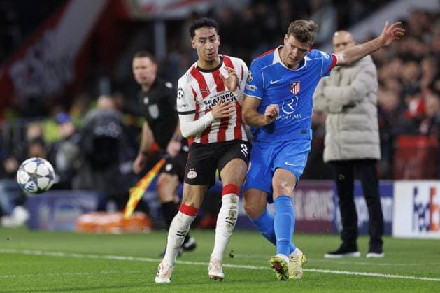 EINDHOVEN - (l-r) Anass Salah-Eddine of PSV Eindhoven and Alexander Sorloth of Atletico Madrid during the UEFA Champions League match between PSV Eindhoven and AtlÃ tico Madrid at the Phillips Stadium on December 9, 2025, in Eindhoven, Netherlands. ANP SEM VAN DER WAL UEFA Champions League matchday 6 2025-2026 xVIxANPxSportx xxANPxIVx 544422613 originalFilename: 544422613.jpg