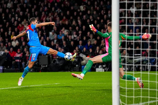 EINDHOVEN, NETHERLANDS - DECEMBER 9: David Hancko of Atletico de Madrid shoots to score his team s second goal past PSV goalkeeper Matej Kovar during the UEFA Champions League 2025 26 League Phase MD6 match between PSV Eindhoven and Atletico de Madrid at PSV Stadion on December 9, 2025 in Eindhoven, Netherlands. (Photo by Rene Nijhuis) SPO  Copyright: xRenexNijhuis