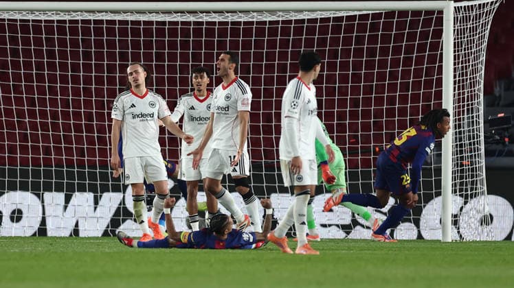 09.12.2025, Fussball UEFA Champions League, FC Barcelona, Barca - Eintracht Frankfurt, v.l., Arthur Theate (Eintracht Frankfurt), Nathaniel Brown (Eintracht Frankfurt), Ellyes Skhiri (Eintracht Frankfurt) enttaeuscht, enttaeuscht schauend, dissapointed, traurig, frustiert, frust, gefrustet, frustrated nch dem 1:1 durch Jules Kounde (FC Barcelona) DFL DFB REGULATIONS PROHIBIT ANY USE OF PHOTOGRAPHS AS IMAGE SEQUENCES AND OR QUASI-VIDEO. xdcx Copyright: HMBxMedia Claus