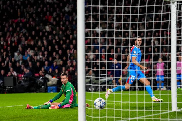 EINDHOVEN, NETHERLANDS - DECEMBER 9: David Hancko of Atletico de Madrid scores his team s second goal past PSV goalkeeper Matej Kovar during the UEFA Champions League 2025 26 League Phase MD6 match between PSV Eindhoven and Atletico de Madrid at PSV Stadion on December 9, 2025 in Eindhoven, Netherlands. (Photo by Rene Nijhuis) SPO  Copyright: xRenexNijhuis
