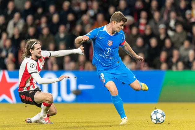 Yarek Gasiorowski (PSV Eindhoven) und Alexander Sorloth (Atletico Madrid) battle for the ball during the UEFA Champions League 2025 26 League Phase MD6 match between PSV Eindhoven and Atletico de Madrid at PSV Stadion on December 9, 2025 in Eindhoven, Netherlands.