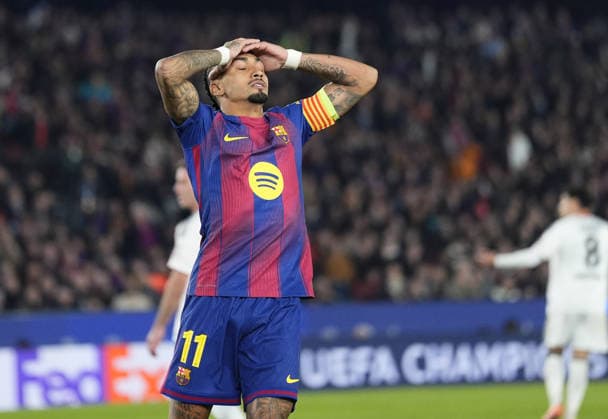 09.12.2025, xslx, Fussball UEFA Champions League, FC Barcelona, Barca - Eintracht Frankfurt v.l. Raphinha (FC Barcelona) enttaeuscht, enttaeuscht schauend, dissapointed Barcelona