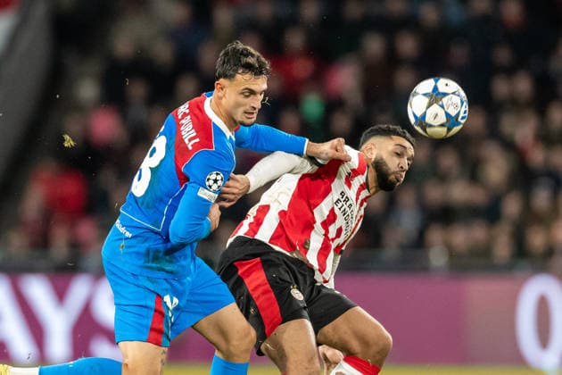 Marc Pubill (Atletico Madrid) und Ismael Saibari (PSV Eindhoven) battle for the ball during the UEFA Champions League 2025 26 League Phase MD6 match between PSV Eindhoven and Atletico de Madrid at PSV Stadion on December 9, 2025 in Eindhoven, Netherlands.
