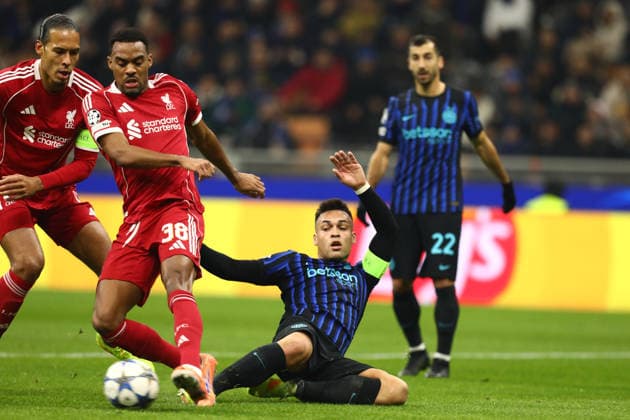 December 9, 2025, Milan, Lombardy, Italy: LAUTARO MARTINEZ of Inter in action during the UEFA Champions League 2025 26 League Phase Day 6 game between FC INTER and LIVERPOOL FC at the Giuseppe Meazza Stadium in Milan, Italy Milan Italy - ZUMAc179 20251209_zep_c179_022 Copyright: xMickaelxChavetx