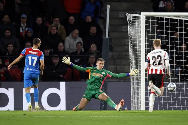 EINDHOVEN - (l-r) David Hancko of Atletico de Madrid scores the 1-2, PSV Eindhoven goalkeeper Matej Kovar during the UEFA Champions League match between PSV Eindhoven and AtlÃ tico Madrid at the Phillips Stadium on December 9, 2025, in Eindhoven, Netherlands. ANP MAURICE VAN STEEN UEFA Champions League matchday 6 2025-2026 xVIxANPxSportx xxANPxIVx 544423348 originalFilename: 544423348.jpg