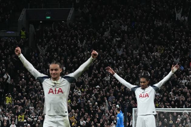 Tottenham Hotspur v Slavia Prague - UEFA Champions League LONDON, UNITED KINGDOM - DECEMBER 9: Tottenham players celebrate a goal as supporters cheer during a UEFA Champions League match against Slavia Prague at Tottenham Hotspur Stadium in London, United Kingdom, on December 9, 2025. Rasid Necati Aslim Anadolu London United Kingdom. Editorial use only. Please get in touch for any other usage.  Copyright: x2025xAnadoluxRasidxNecatixAslimx
