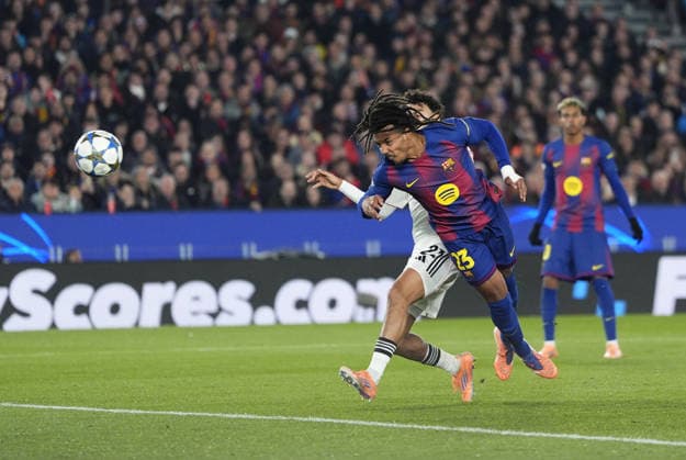 09.12.2025, xslx, Fussball UEFA Champions League, FC Barcelona, Barca - Eintracht Frankfurt v.l. Nathaniel Brown (Eintracht Frankfurt), Jules Kounde (FC Barcelona) Goal scored, erzielt das Tor zum 1:1 Barcelona