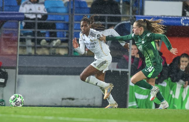 ESP, Madrid, Real Madrid vs VfL Wolfsburg, Women s Champions League, Fussball, UEFA, Spielzeit 2025 2026, Alfredo di Stefano, 5. Spieltag im Bild v.l.: Naomie Feller (Real Madrid 20) , Janou Levels (VfL Wolfsburg 15) DFB DFL REGULATIONS PROHIBIT ANY USE OF PHOTOGRAPHS AS IMAGE SEQUENCES AND OR QUASI-VIDEO, 09.12.2025 Copyright: HMBxMedia HendrikxHamelau