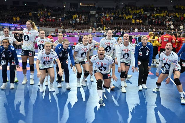 GER, Dortmund, 27th Wommen s World Championship, WM, Weltmeisterschaft 2025, Viertelfinale Quater Finals: Norwegen Norway (NOR) vs. Montenegro (MNO) 09.12.2025, Westfalenhalle, Dortmund, GER, Dortmund, 27th Wommen s World Championship 2025, Viertelfinale Quater Finals: Norwegen Norway (NOR) vs. Montenegro (MNO) , im Bild: die Norwegerinnen freuen sich ueber den Sieg und die Teilnahme am Halbfinale Emilie Margrethe HOVDEN (NOR 26), Kristine BREISTOL (NOR 14), Katrine LUNDE Goalkeeper (NOR 16), Vilde Mortensen INGSTAD (NOR 15), Nora MORK (NOR 9), Thale Rushfeldt DEILA (NOR 33),