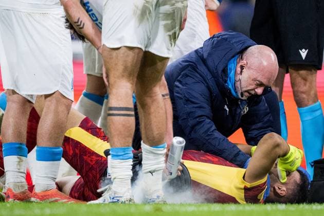 Marseille s Geronimo Rulli receives medical treatment during a soccer game between Belgian Royale Union Saint-Gilloise and French Olympique de Marseille, on Tuesday 09 December 2025 in Brussels, on the sixth day of the League phase of the UEFA Champions League tournament. JASPERxJACOBS  x147763520x