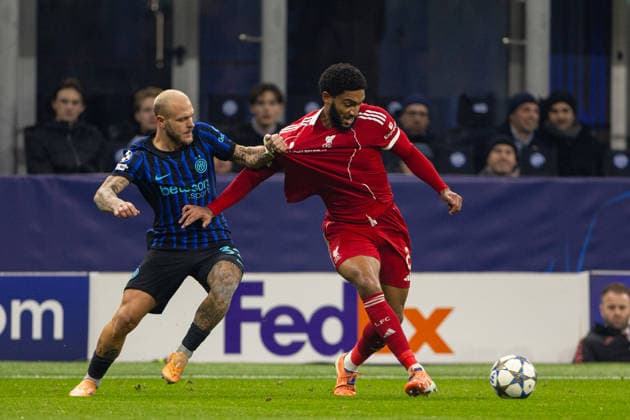 Football - UEFA Champions League - League Phase - Internazionale Milano v Liverpool FC MILAN, ITALY - Tuesday, December 9, 2025: Liverpool s Joe Gomez is challenged by Internazionale Milano s Federico Dimarco during the UEFA Champions League game between Internazionale Milano and Liverpool FC at the Stadio San Siro. (Photo by David Rawcliffe Propaganda) ITALY Stadio San Siro LOMBARDY ITALY  Copyright: xDavidxRawcliffex P2025-12-09-Inter_Liverpool-40