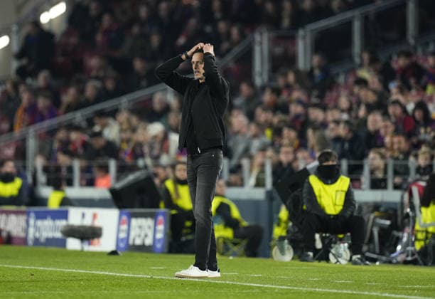 09.12.2025, xslx, Fussball UEFA Champions League, FC Barcelona, Barca - Eintracht Frankfurt v.l. Trainer Dino Toppmöller Toppmoeller (Eintracht Frankfurt) enttaeuscht, enttaeuscht schauend, dissapointed Barcelona