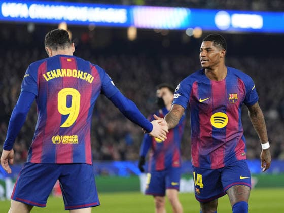 09.12.2025, xslx, Fussball UEFA Champions League, FC Barcelona, Barca - Eintracht Frankfurt v.l. Robert Lewandowski (FC Barcelona), Marcus Rashford (FC Barcelona) shakehands Barcelona