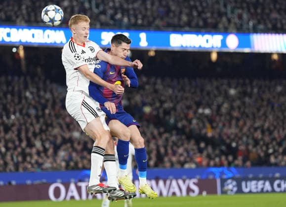 09.12.2025, xslx, Fussball UEFA Champions League, FC Barcelona, Barca - Eintracht Frankfurt v.l. Hugo Larsson (Eintracht Frankfurt), Robert Lewandowski (FC Barcelona) Barcelona