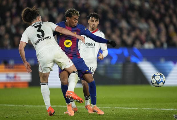 09.12.2025, xslx, Fussball UEFA Champions League, FC Barcelona, Barca - Eintracht Frankfurt v.l. Arthur Theate (Eintracht Frankfurt), Lamine Yamal (FC Barcelona), Nathaniel Brown (Eintracht Frankfurt) Barcelona