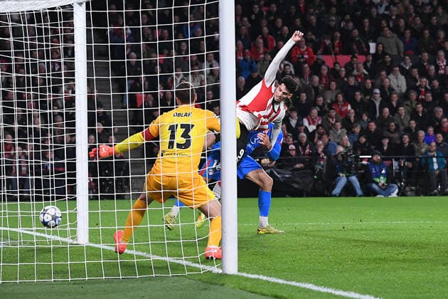 Fußball UEFA Champions League 6. Spieltag PSV Eindhoven - Atletico Madrid am 09.12.2025 im Philips Stadion in Eindhoven Torschuss Tor zum 2:3 durch Ricardo Pepi ( Eindhoven )
