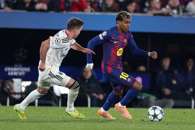 FC Barcelona, Barca v Frankfurt - UEFA Champions League BARCELONA, SPAIN - DECEMBER 9 : FC Barcelona’s Lamine Yamal (L) in action against Frankfurt s German midfielder Mario Goetze during the UEFA Champions League week 6 football match between FC Barcelona and Frankfurt at the Camp Nou stadium, Barcelona, Spain on December 9, 2025. Adria Puig Anadolu Barcelona Spain. Editorial use only. Please get in touch for any other usage.  Copyright: x2025xAnadoluxAdriaxPuigx