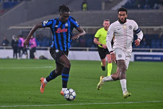 December 9, 2025, Bergamo, Lombardia: Atalanta s Odilon Kossounou and Chelsea s Reece James during the UEFA Champions League soccer match between Atalanta BC and Chelsea FC at the Bergamo Stadium in Bergamo, Italy, 9 December 2025..ANSA MICHELE MARAVIGLIA. Soccer: Champions League; Atalanta-Chelsea  - ZUMAa110 20251209_zaf_a110_064 Copyright: xMichelexMaravigliax