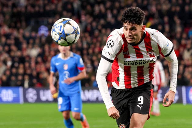 2025-12-09 PSV Eindhoven v Atletico Madrid - UEFA Champions League 2025 26 League Phase MD6 EINDHOVEN, NETHERLANDS - DECEMBER 9: Ricardo Pepi of PSV Eindhoven runs with the ball during the UEFA Champions League 2025 26 League Phase MD6 match between PSV Eindhoven and Atletico Madrid at Phillips Stadion on December 9, 2025 in Eindhoven, Netherlands. Eindhoven Phillips Stadion Netherlands Content not available for redistribution in The Netherlands directly or indirectly through any third parties. Copyright: xBenxGalx