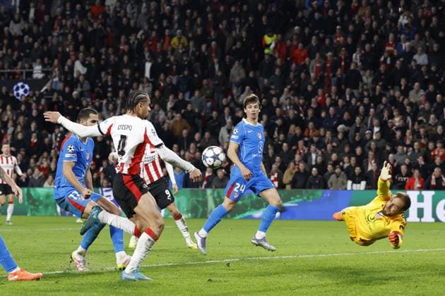 Fußball, CL, PSV Eindhoven - Atletico Madrid EINDHOVEN - Armando Obispo of PSV Eindhoven (4) misses a big chance, Atletico de Madrid goalkeeper Jan Oblak during the UEFA Champions League match between PSV Eindhoven and AtlÃ tico Madrid at Phillips Stadium on December 9, 2025 in Eindhoven, Netherlands. ANP MAURICE VAN STEEN UEFA Champions League matchday 6 2025-2026 xVIxANPxSportx xxANPxIVx 544427541 originalFilename: 544427541.jpg