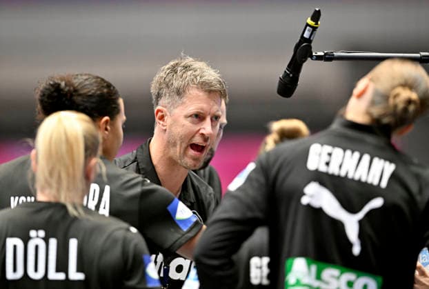 Auszeit, Trainer Markus Gaugisch (GER) mit einer Ansprache, Handball Weltmeisterschaft der Frauen 2025, Viertelfinale Deutschland (GER) - Brasilien (BRA) 30:23, am 09.12.2025 in Dortmund Deutschland. Handball WM der Frauen vom 26.11.-14.12.2025 in Deutschland Niederlande. Â