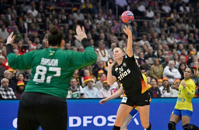 v.l. Torwart Torhueterin Renata Lais De Arruda (BRA), Jenny Behrend (GER) Wurf, Aktion, Zweikampf, Handball Weltmeisterschaft der Frauen 2025, Viertelfinale Deutschland (GER) - Brasilien (BRA) 30:23, am 09.12.2025 in Dortmund Deutschland. Handball WM der Frauen vom 26.11.-14.12.2025 in Deutschland Niederlande. Â