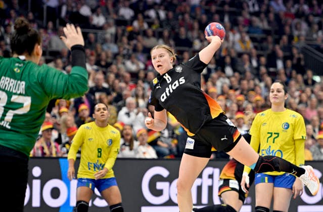 v.l. Torwart Torhueterin Renata Lais De Arruda (BRA), Nina Engel (GER), Wurf, Aktion, Zweikampf, Handball Weltmeisterschaft der Frauen 2025, Viertelfinale Deutschland (GER) - Brasilien (BRA) 30:23, am 09.12.2025 in Dortmund Deutschland. Handball WM der Frauen vom 26.11.-14.12.2025 in Deutschland Niederlande. Â