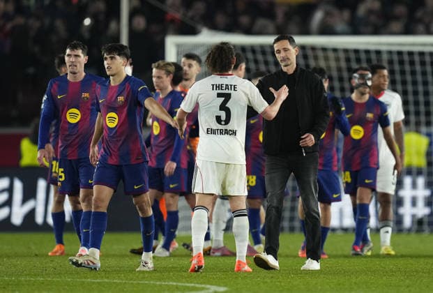 09.12.2025, xslx, Fussball UEFA Champions League, FC Barcelona, Barca - Eintracht Frankfurt v.l. Arthur Theate (Eintracht Frankfurt), Trainer Dino Toppmöller Toppmoeller (Eintracht Frankfurt) enttaeuscht, enttaeuscht schauend, dissapointed Barcelona