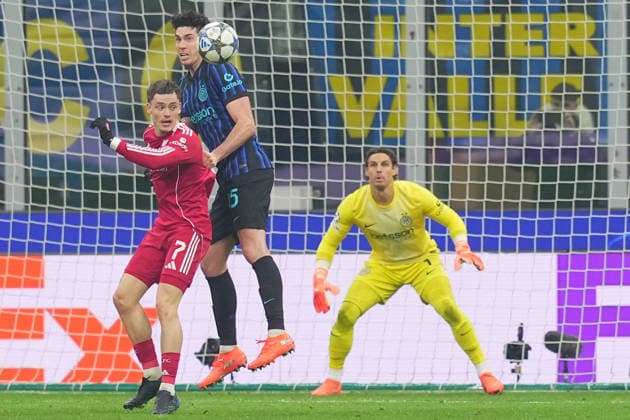 Liverpool™s Florian Wirtz , Inter Milan™s Alessandro Bastoni ( penalty foul ) during the Uefa Champions League soccer match between Inter and Liverpool at the San Siro Stadium in Milan , north Italy - Tuesday , December 09 , 2025. - Soccer .  Copyright: xSpada LaPressex