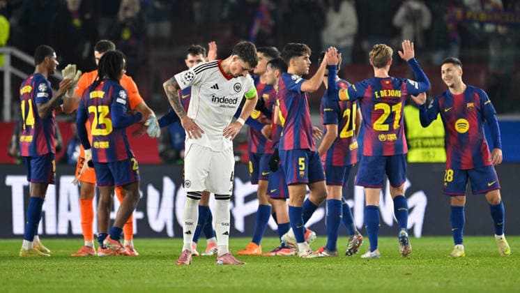 Barcelona, Camp Nou, 09.12.25, ESP, Herren, UEFA Champions Leaugue, Saison 2025-2026, FC Barcelona, Barca - Eintracht Frankfurt Bild: Robin KOCH (Frankfurt) unzufrieden, enttaeuscht, niedergeschlagen, frustriert, traurig UEFA regulations prohibit any use of photographs as image sequences and or quasi-video. Katalonien Spanien