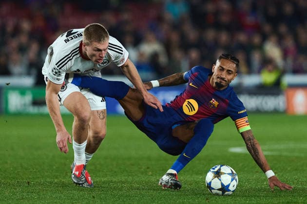 UEFA Champions League - FC Barcelona, Barca v Eintracht Frankfurt BARCELONA, SPAIN - DECEMBER 02: Raphinha of FC Barcelona competes for the ball during the UEFA Champions League match between FC Barcelona and Eintracht Frankfurt at the Spotify Camp Nou on December 9, 2025 in Barcelona, Spain. (Photo by Gerard Franco Photo Players Images Magara Press) Barcelona Sportify Camp Nou Spain Copyright: xGerardxFrancox