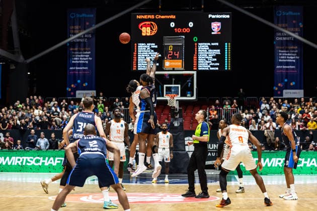 GER, BKT EuroCup, Saison 2025 2026, Niners Chemnitz - Panionios Cosmorama Travel Athens. 09.12.2025, Messe, Chemnitz, GER, BKT EuroCup, Saison 2025 2026, Niners Chemnitz - Panionios Cosmorama Travel Athens. Tipp off, Kevin Yebo (Niners Chemnitz, 0), Nate Watson (Panionios Cosmorama Travel Athens 0) Foto Alexander Trienitz Chemnitz Messe Sachsen Deutschland